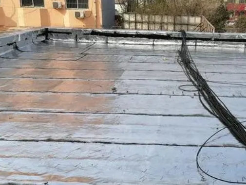 金东卫生间漏水维修公司分享下金东屋面楼顶防水刚性防水层施工要点。